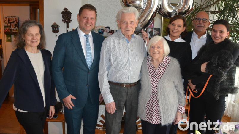 Im Bild (von links) Tochter Dorit, Bürgermeister Stefan Grillmeier, Jubilar Gerold Fischer mit Ehefrau Helene, sowie Tochter Susanne mit Gatten Jörg und Enkelin Yana. Gefeiert wurde im Kreise der Familie. Bild: jr