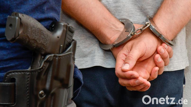 Ein 33-jähriger Mann entkommt in Münchberg der Festnahme, nachdem er sich heftig gegen die Polizei wehrt. Die Beamten bleiben unverletzt. Symbolbild: Petra Hartl
