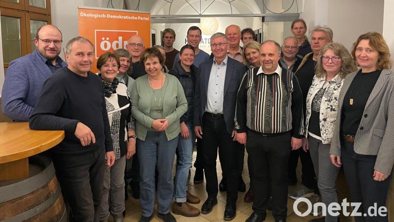 Ein Großteil der 30 Kandidatinnen und Kandidaten der ÖDP Amberg für die Stadtratswahl 2026 in Amberg. Vierter von rechts (vordere Reihe) ist OB-Kandidat Franz Badura. Bild: Uliana Kiseleva