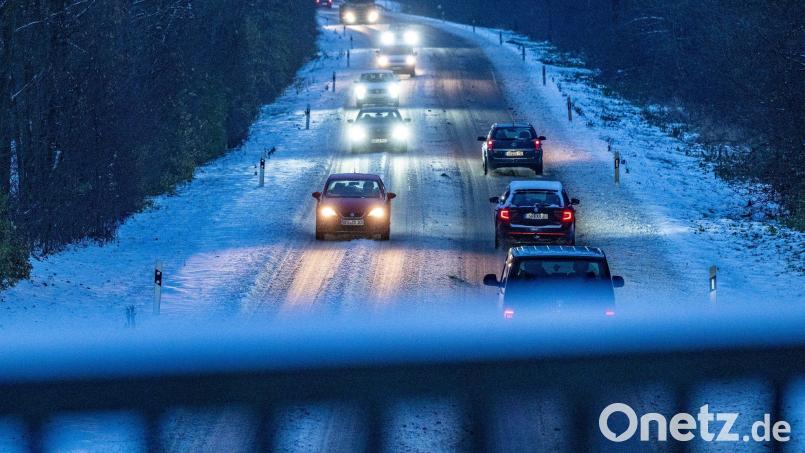 Besonders im Süden und im Osten müssen sich Autofahrer am Dienstag auf glatte Straßen einstellen. Bild: Armin Weigel/dpa