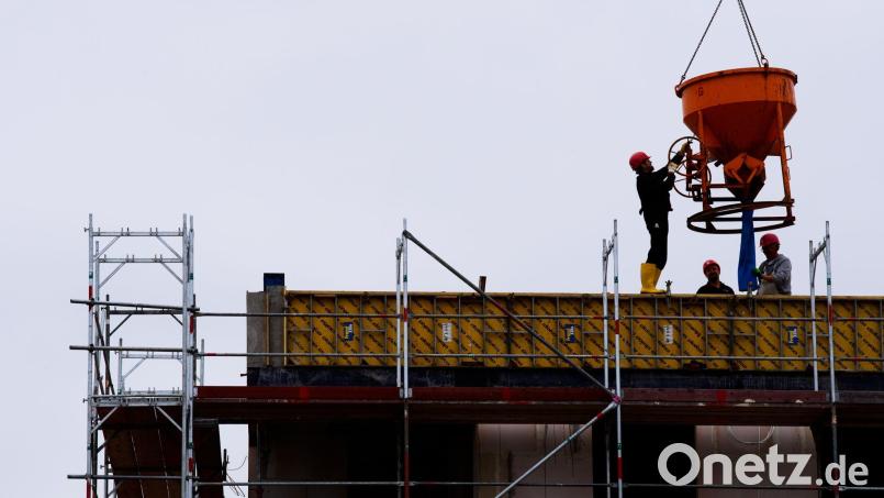 Mit dem sogenannten Bau-Turbo, der seit Ende Oktober in Kraft ist, haben Gemeinden bei Bauvorhaben künftig mehr Spielraum – aber auch mehr Eigenverantwortung. Symbolbild: Soeren Stache/dpa