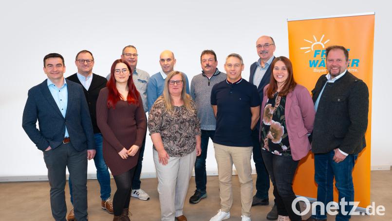 Landratskandidat Hubert Schicker (rechts) mit den Kandidaten der Freien Wähler Kastl (ab Zweite von rechts): Simone Costa, Walter Zimmermann, Matthias Heining, Bernhard Rau, Andrea Sertl, Martin Schraml, Holger Schmidt, Lilly Weilacher, Christoph Brand und Markus Kaufmann. Nicht im Bild: Laszlo Peter und Roland Schöcklmann. Bild: Alexander Tilp