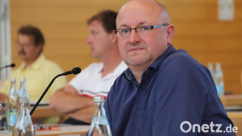 ÜPW-Vorsitzender Bernd Stangl, hier bei einer Sitzung des Marktgemeinderats, versichert, die ÜPW hätte Gabi Wittleben gern weiterhin an Bord gehabt. Noch sei sie Mitglied der Gruppierung. Archivbild: Thomas Dobler