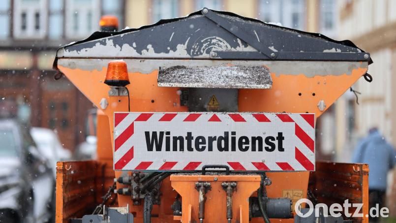 Beide Fahrzeuge mussten nach dem Unfall abgeschleppt werden. (Symbolbild) Bild: Matthias Bein/dpa