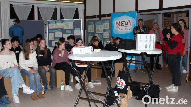 Das Projektteam leitete durch den Abend und munterte die Jugendlichen auf, ihre Meinung und Wünsche vorzutragen. Bild: lep