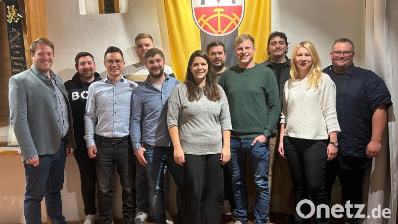 JU-Kreisvorsitzender Henner Wasmuth (links) mit den Bewerbern der Liste „Junge Union/Unsere Zukunft“ (von links): Hannes Lutter, Johannes Dalles, Tim Pickel, Adrian Lutter, Svenja Beck, Manuel Aures, Christoph Pirner, Stefan Pesel, Martina Weber und Daniel Lobewein. Bild: sre