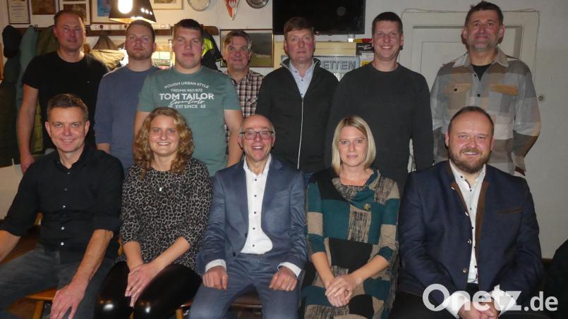 Landrat Andreas Meier (rechts) dankte Albert Nickl (Mitte) und den für die Kommunalwahl Nominierten für die Bereitschaft, ein kommunales Ehrenamt in Speinshart zu übernehmen. Bild: rn