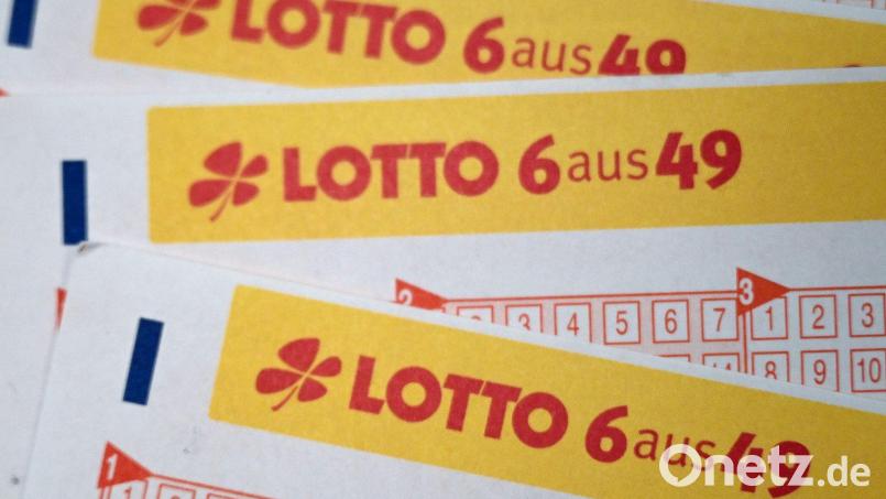Er habe immer wieder kontrolliert, ob er seine Spielquittung noch habe, sagte der Gewinner laut Lotto Bayern. (Symbolbild) Bild: Federico Gambarini/dpa