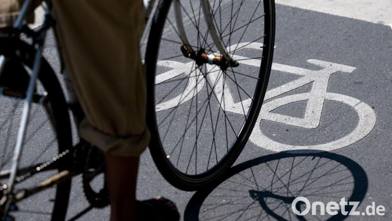 Die Bauarbeiten für die Radwegquerungen in Knölling und Dürnsricht beginnen. Symbolbild: Sven Hoppe/dpa