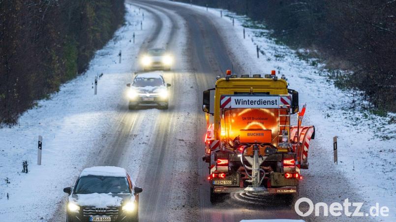 Leichter Schneefall und glatte Straßen prägen das Winterwetter in Bayern. (Symbolbild) Bild: Armin Weigel/dpa