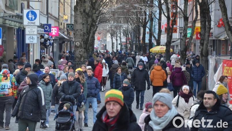 Trotz oder vielleicht sogar aufgrund der Kälte ist der verkaufsoffene Kathreinsonntag in Weiden so gut frequentiert wie lange nicht. Kaufwillige aus der Stadt und dem Umland decken sich mit warmer Kleidung und Geschenken für Weihnachten ein. Bild: Kunz
