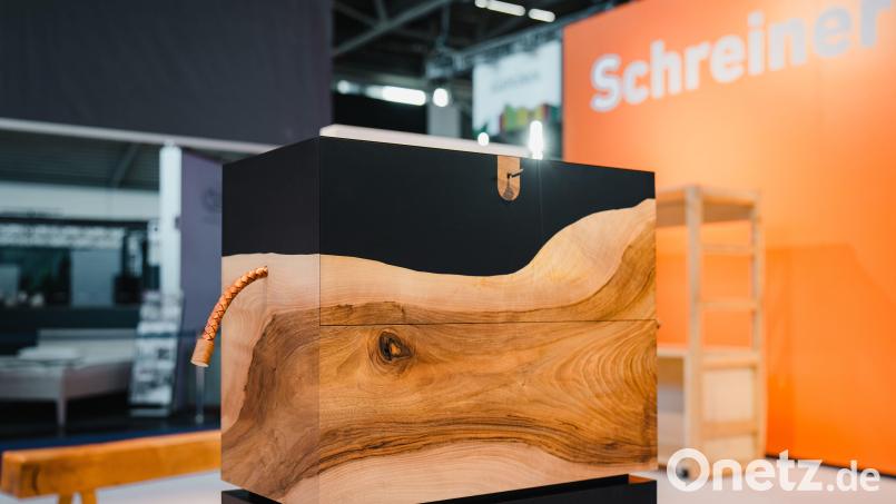"Avdar - die Schatztruhe", so heißt das preisgekrönte Möbelstück der Schreinerei Fischer aus Ensdorf. Bild: Flo Huber/Landwirtschaftsministerium