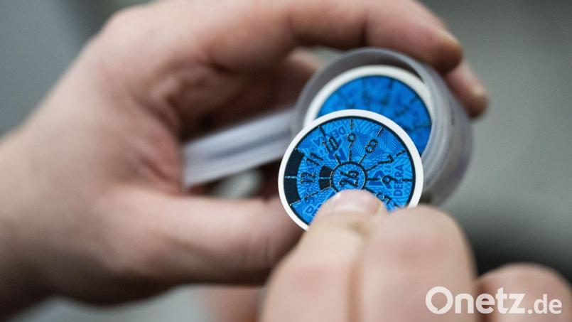 Nach der Hauptuntersuchung gibt es künftig nicht mehr nur die Plakette und den Prüfbericht auf Papier. (Archivbild) Bild: Marijan Murat/dpa/dpa-tmn