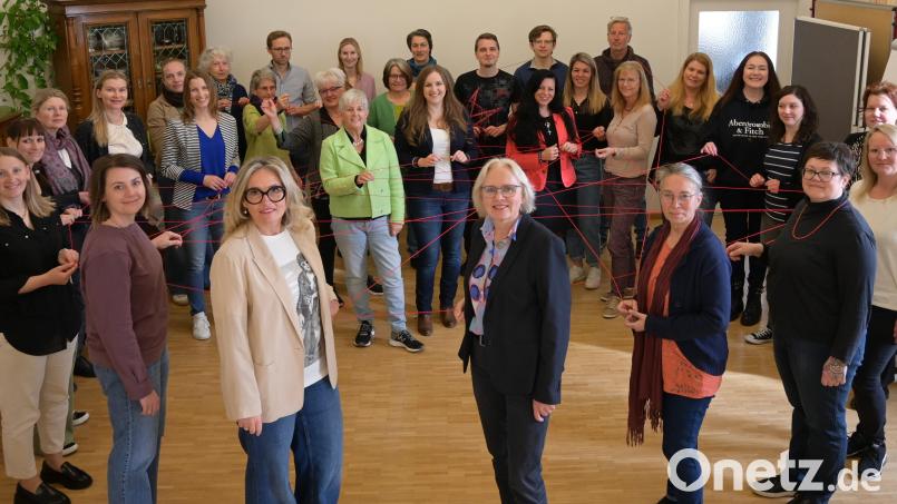 Mitglieder des Netzwerks Soziale Fachberatung im Landkreis Schwandorf mit den
beiden Netzwerkkoordinatorinnen Helga Forster und Christina Süß (Mitte) beim Vernetzen Bild: Eva Plößner, Agentur für Arbeit Schwandorf