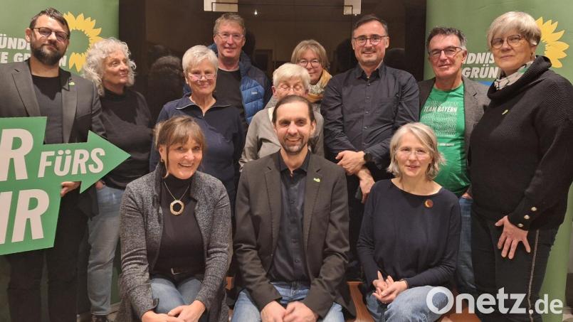 Die Kandidaten von Bündnis 90/Die Grünen für den Erbendorfer Stadtrat mit Landratskandidat Josef Schmidt (vorne Mitte). Nicht auf dem Bild sind Kerstin Härtl und Mattias M. Ruttmann. Bild: B. Reis