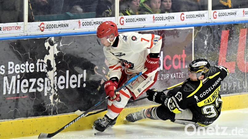 Gegen den EHC Klostersee wurde es nicht nur auf dem Eis ruppig. Der Ruf der Gästefans ist auch der Amberger Polizei bekannt. Archivbild: Hubert Ziegler