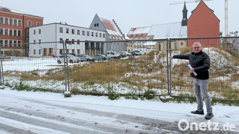 Werkvolk-Vorstand Steffen Schulze zeigt, wo die Ein- und Ausfahrt der Tiefgarage hinkommen soll. Bild: Petra Hartl
