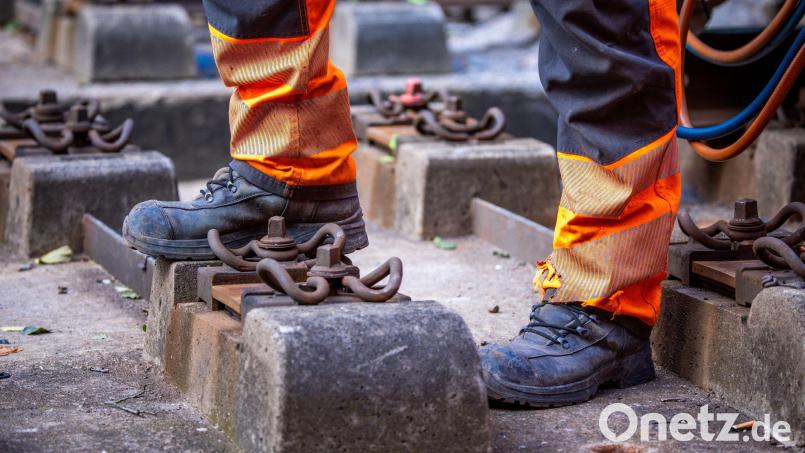 Die Arbeiter waren laut Polizei mit Gleisarbeiten in der Oberpfalz beschäftigt. (Symbolbild) Bild: Jens Büttner/dpa