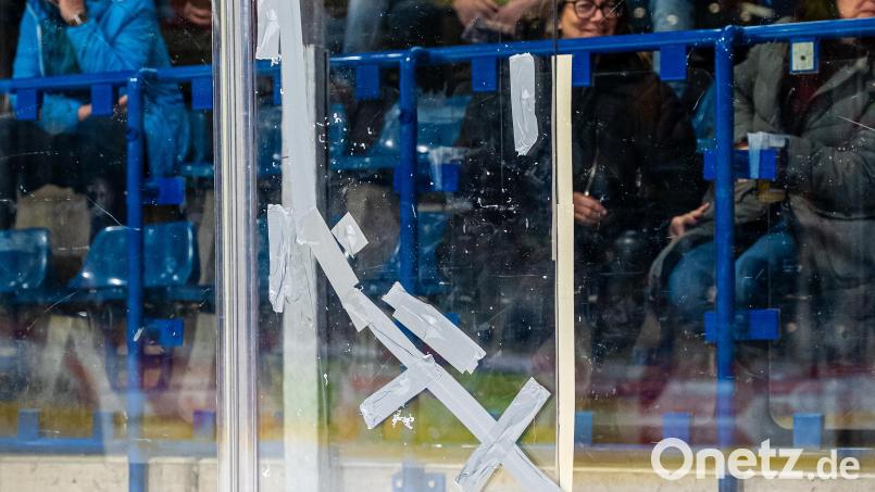 Dieser erste Versuch eines improvisierten Flickens der kaputten Scheibe wurde als für die Spieler zu gesundheitsgefährdend abgelehnt. Bild: Elke Englmaier