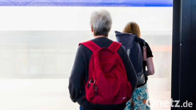 Viele Menschen sind auch im Rentenalter noch aktiv auf dem Arbeitsmarkt. (Symbolbild) Bild: Julian Stratenschulte/dpa