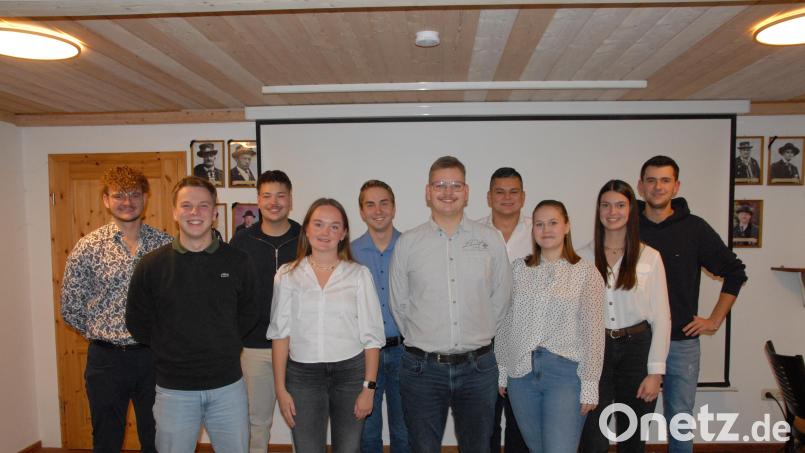 Louis Weigert (Sechster von links) führt die "Junge Liste Schmidmühlen" bei der Kommunalwahl 2026 an. Bild: pop