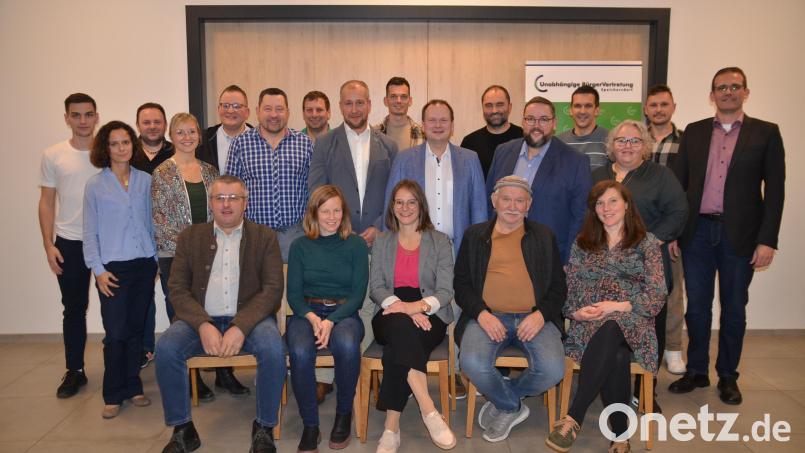 Die Kandidatinnen und Kandidaten des UBV-Wahlvorschlags stellen sich mit Bürgermeisterkandidat Christian Porsch (Stehend, mitte in hellblau) der Kommunalwahl im März 2026. Bild: ak