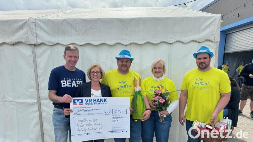 Nach dem Frühlingsfest der Firma Nitzbon gab es 2024 eine Spende in Höhe von 16 875 Euro für die Kinder-Krebshilfe. Vorsitzende Petra Waldhauser (Zweite von links) und ihr Stellvertreter Marco Kind (links) bedankten sich bei Josef Nitzbon, seiner Frau Christine und Sohn Michael (rechts). Bild: Nitzbon