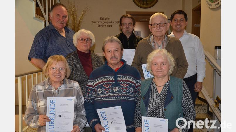 Jubilare bekamen Urkunden und Präsente für ihre langjährige Tätigkeit im Zeitungszustelldienst. Bild: Kunz