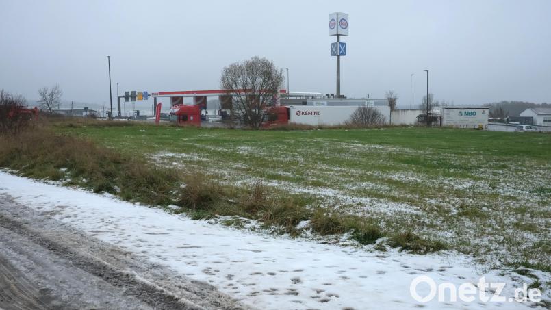 Hier in unmittelbarer Nachbarschaft zur bestehnden Tankstelle an der A 93 bei Schwandorf soll der Technologie Campus und das Business Forums entstehen. Bild: Hirsch