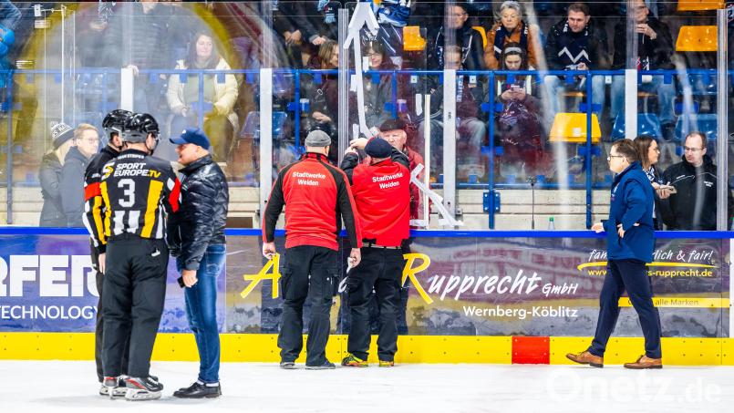 Das Team der Stadtwerke Weiden versuchte, die beschädigte Scheibe in der Hans-Schröpf-Arena zu reparieren. Bild: Tobias Neubert