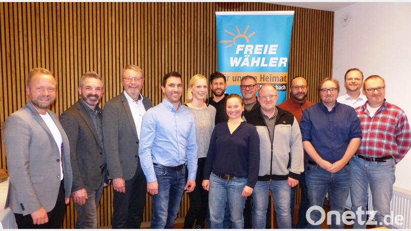 Landtagsabgeordneter Bernd Heinisch, Elmar Halk (Birgland) und Generalsekretär Hans-Martin Grötsch (von links) gratulieren dem neuen FW-Ortsverband Kastl mit Vorsitzendem Johannes Schwarzfischer, Ute Kemmling, Simon Fromm, Marina Kopp, Jürgen Kilian, Tobias Bauer, Markus Fink, Robert Heigl, Michael Schraml und Klaus Lautenschlager. Bild: jp