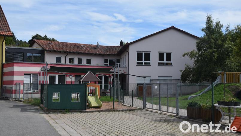 Der Kindergarten Sankt Otto wechselte den Besitzer. Die Gemeinde kaufte der Kirche die Betreuungseinrichtung ab. Nun geht es um die Trägerschaft, die die Katholische Kirchenstiftung auch abgeben möchte. Bild: fz