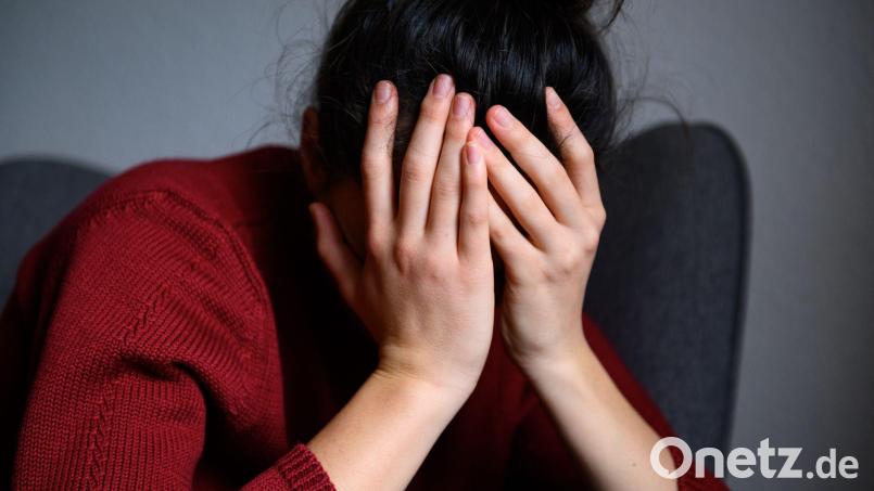 Chronischer Stress erhöht das Risiko für Rückenschmerzen deutlich. Symbolbild: Jonas Walzberg/dpa