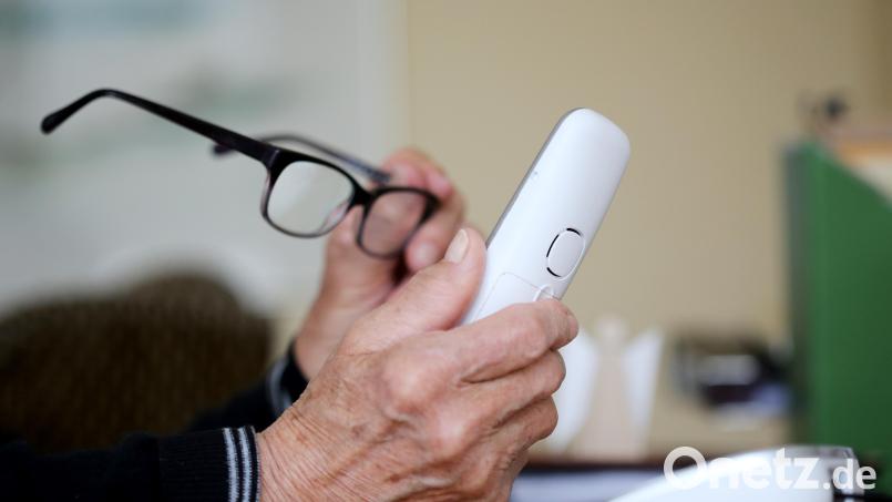 Treiben Betrüger der Versicherungskammer in Weiden und im Landkreis Neustadt/WN ihr Unwesen? Der Leiter der Geschäftsstellen Weiden und Amberg, Thomas Kurz, klärt auf. Symbolbild: Roland Weihrauch/dpa