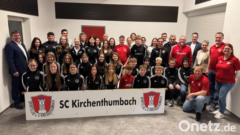 Teams, Einzelsportler und Funktionäre sind bei der Sportlerehrung in Kirchenthumbach ausgezeichnet worden. Bild: Nicole Schusser-Schindler/exb