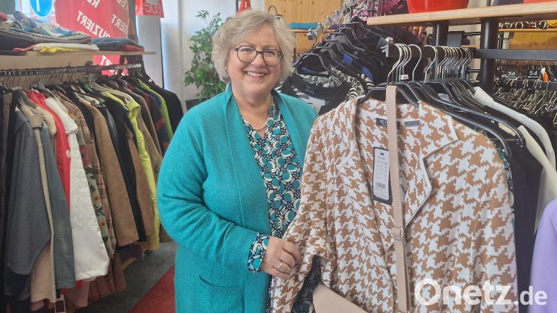Fast zwei Jahrzehnte kleidet Gabriele Köllner Frauen mit Übergrößen ein. Nun ist damit Schluss. Die Inhaberin verabschiedet sich mit einem Appell für den Einzelhandel in Marktredwitz. Bild: Wilhelmine Glaser