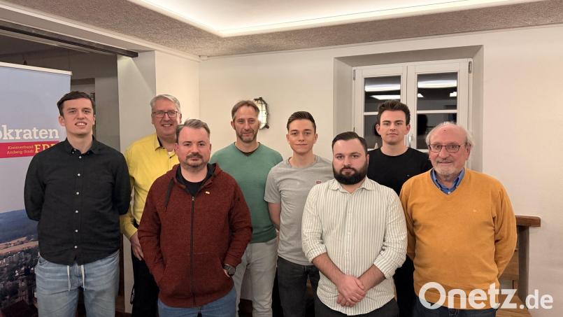 Janik Rohn (von links), Jens Rohn, Benjamin Kosche, Jens Bings, Christoph Feuerer, Markus Hochholdinger, Benedikt Kleber und Hans-Jürgen Brunner bewerben sich für die FDP in Amberg um ein Stadtratsmandat.. Bild: Fabian Bischof /exb
