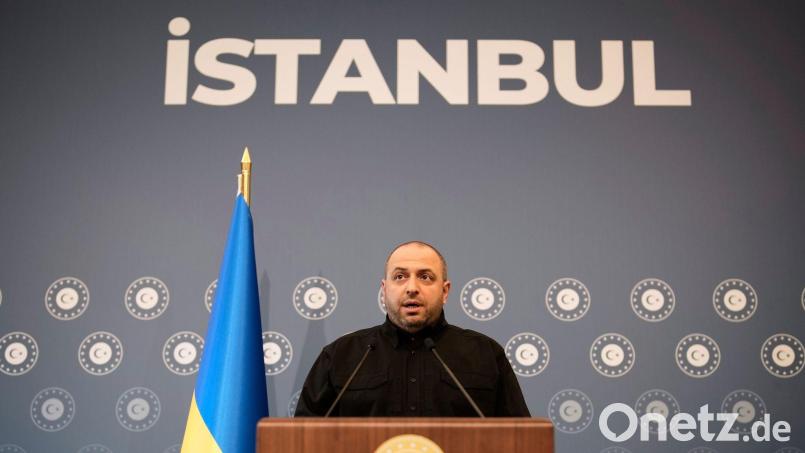 Ex-Verteidigungsminister Rustem Umjerow ist einer der Hauptunterhändler von Kiew und wurde jetzt als Zeuge in einem Schmiergeldskandal vernommen. (Archivbild) Bild: Emrah Gurel/AP/dpa