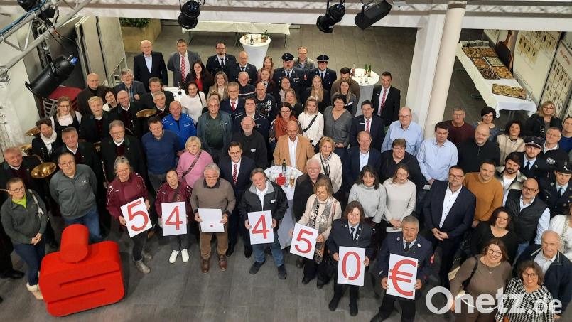 Die Sparkasse im Landkreis Schwandorf reichte einen Betrag von 54.450 Euro an 50 Spendenempfänger aus. Bild: Lorenz/exb