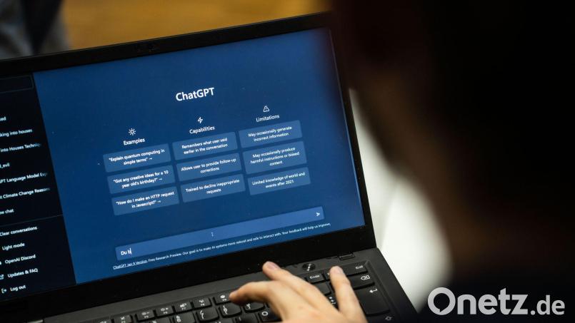 Drei Jahre nach der Premiere von ChatGPT nutzen zwei Drittel der Menschen in Deutschland Anwendungen generativer Künstlicher Intelligenz. (Symbolbild) Bild: Frank Rumpenhorst/dpa