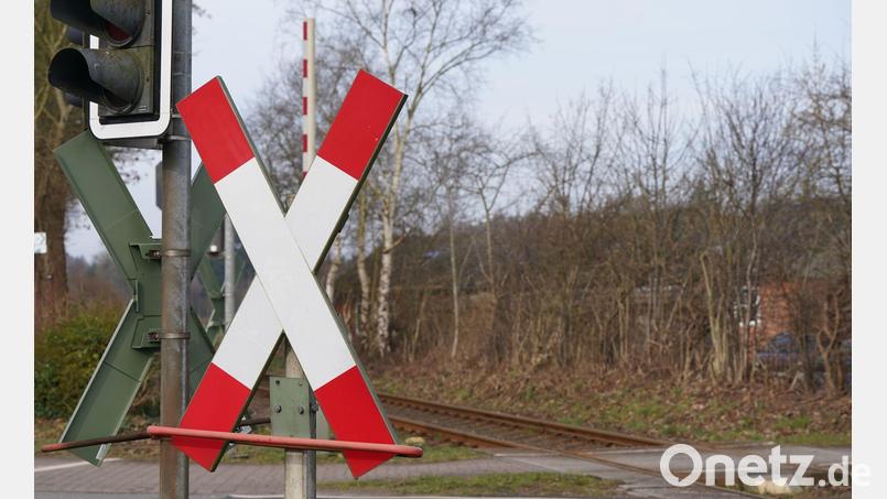 Die Ampel ist rot, Bundespolizisten sperren den Bahnübergang: Doch die Frau läuft los. (Symbolbild) Bild: Marcus Brandt/dpa