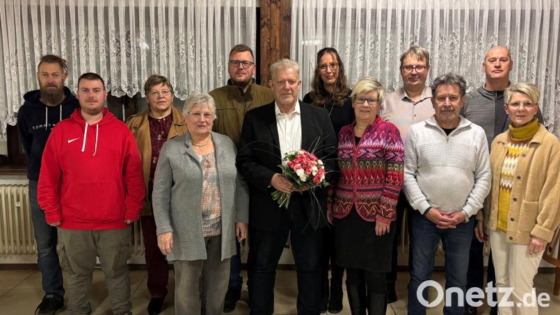 Bürgermeisterkandidat Roland Zeitler (vorne, Mitte) führt die Liste der SPD Pechbrunn an. Mit im Bild die Kandidaten (vorne von links) Sven Forschepiepe, Ingrid Köstler, Isgard Forschepiepe, Markus Hager, Doris Reiss und (hinten von links) Hannes Ködel, Silvia Schemm, Andreas Rösner, Franziska Selle, Thomas Flügel und Thomas Döhler. Bild: Andreas Forschepiepe/exb