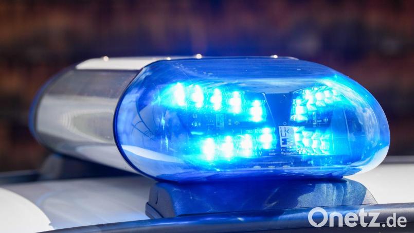 Der Fahrer eines unbekanntes Fahrzeug hat in Wackersdorf an der Esso-Tankstelle einen Sattelzug beschädigt. Symbolbild: Soeren Stache/dpa