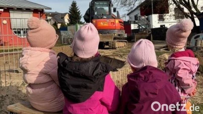 Aufmerksam verfolgen die Kinder die Bauarbeiten im Johanniter-Kindergarten in Theisseil. Bild: Verena Gawel