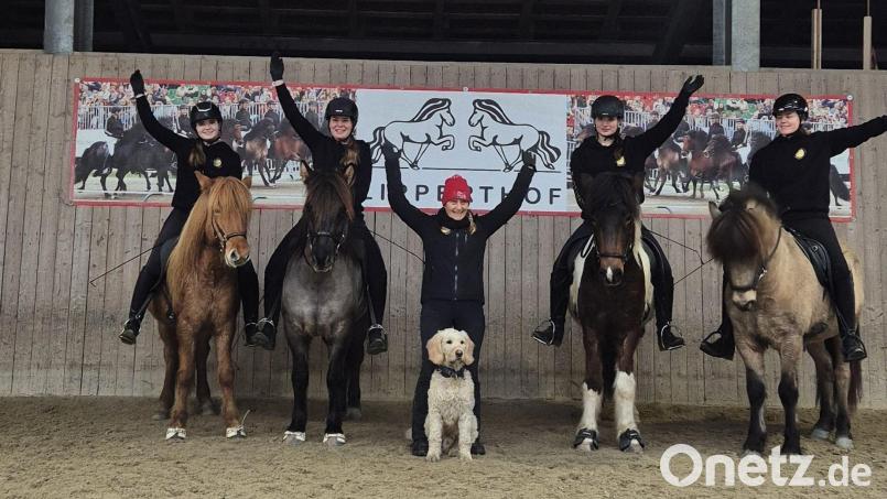 Reiterinnen vom Lipperthof in Wurz sind wieder bei der Cavalluna-Show „WinterWünscheLand“ dabei. Die Choreografie studiert Irene Reber (Mitte) ein. Bild: Uli Reber