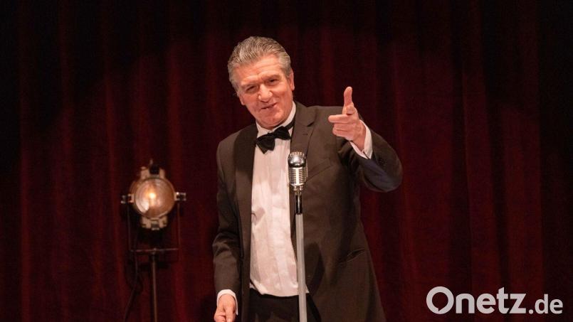 Beim Neujahrskonzert am Freitag, 2. Januar, wird ein musikalischer Theaterabend mit Songs von Frank Sinatra geboten – auf der Bühne steht der Schauspieler und Sänger Michael Ophelders. Bild: Matthias Stutte