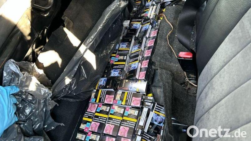 Rücksitzbank voll mit Zigaretten Bild: Zoll Selb