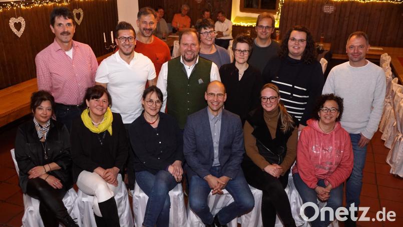 Mit diesen Kandidaten tritt die Freie Wählergemeinschaft Kemnath-Land bei der Kommunalwahl an: Vorne, von links: Daniela Schöcklmann, Lisa Schiml, Petra Schuster, Ely Eibisch, Carina Merkl und Melina Messiant. Hinten, von links: Willibald Bauer, Stefan Kuchenreuther, Andras Zöld, Hubert Schicker, Ute Barde, Tanja Kormann, Andreas Prechtl, Natalie Pinzer und Andreas Schraml. Bild: bkr