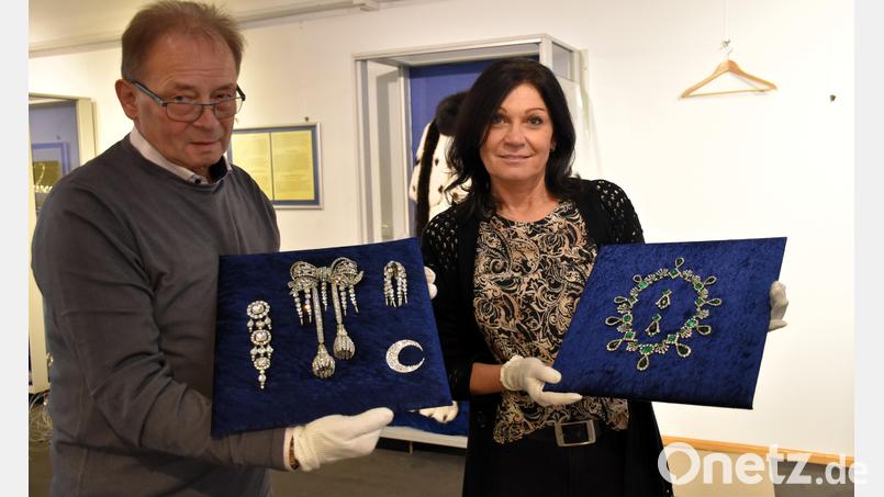 Kurator Jürgen Zabel und Museumsleiterin Marion Papsch halten die Repliken jener Juwelen in Händen, die im Original kürzlich auf spektakuläre Weise im Louvre gestohlen wurden. Bild: ubb