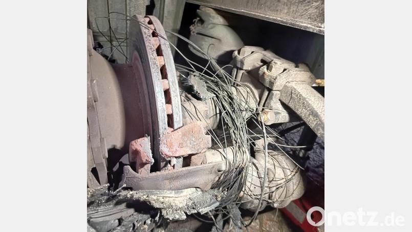 Polizeibeamte bemerkten den beschädigten Radaufhänger eines Lkws, der auf der A3 unterwegs war. Bild: Polizeipräsidium Oberpfalz